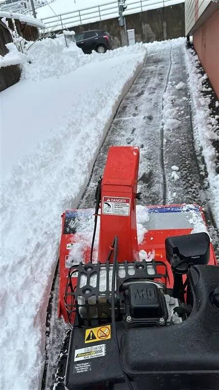 Schneefräse beim Räumen eines Zugangswegs im Winter
