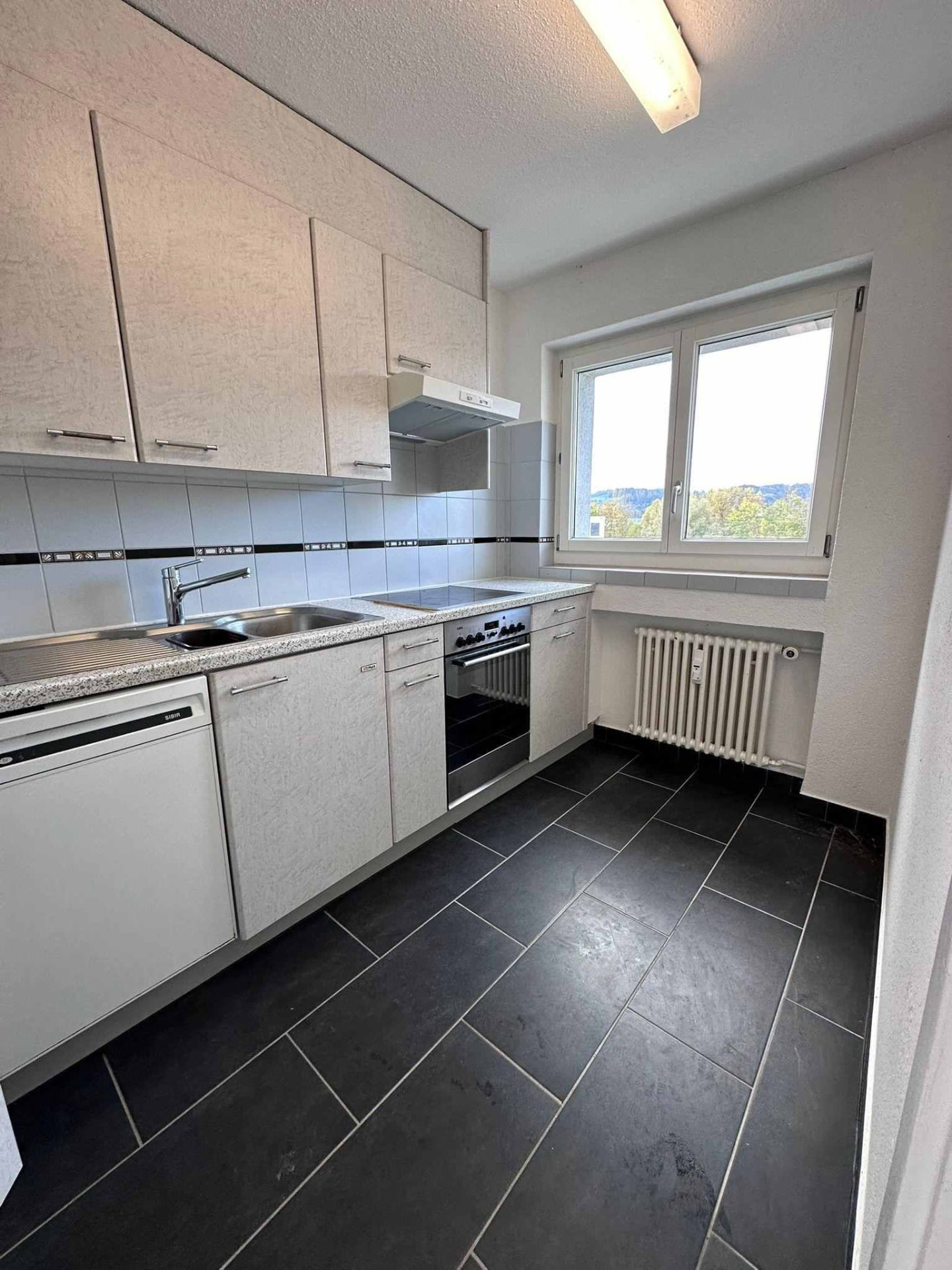 Gereinigte Küche einer Wohnung, bereit für die Wohnungsübergabe