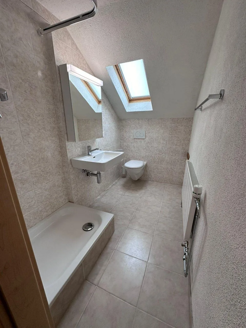 Sauberes Badezimmer mit Dachfenster nach der Wohnungsreinigung