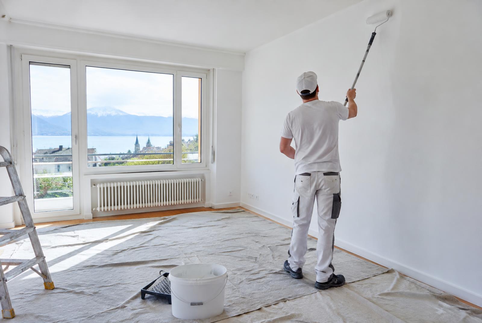 Symbolbild: Malerarbeiten in einem hellen Wohnraum